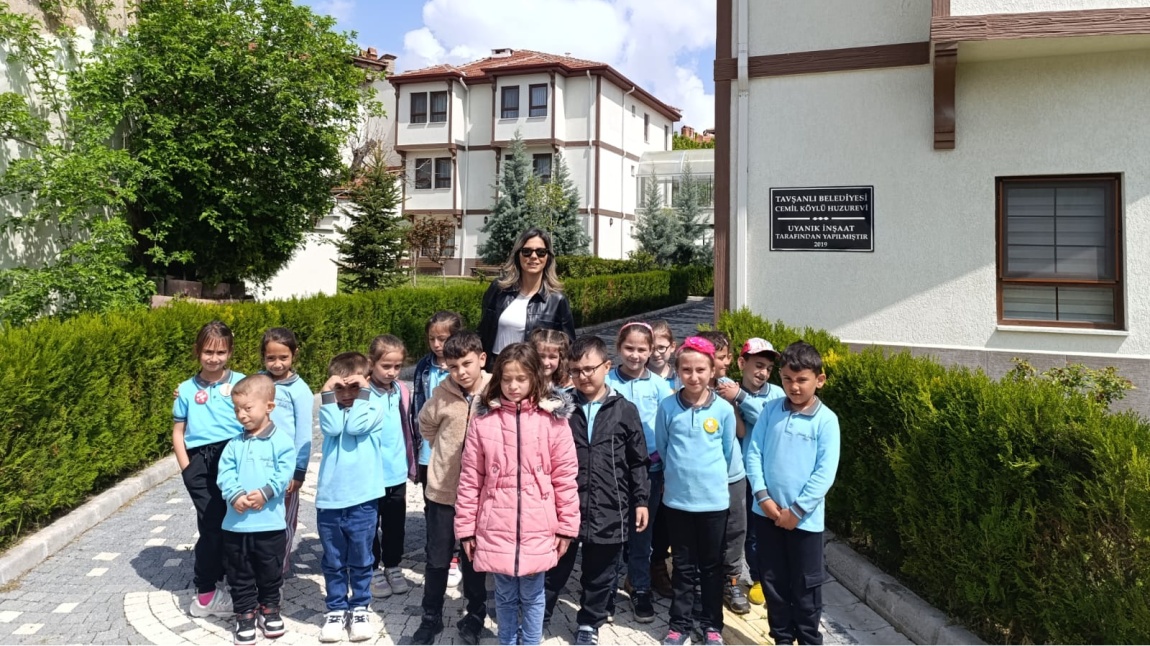 1/A SINIFI ÖĞRENCİLERİMİZ CEMİL KÖYLÜ HUZUREVİNE ZİYARETTE BULUNDU.